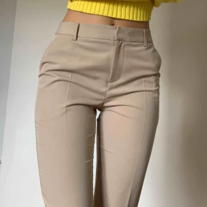  - Ger väldigt snygg figur och har väldigt fin färg och struktur. Tyget är litelite melerat, vilket jag personligen ser som ett stort plus!