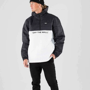  - Vans Carlon Anorak Puffer Jacka i storlek M Sprillans ny med plasten kvar  Pris 650 Skriv om du är intresserad :)