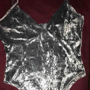  - Super festlig body, velvet imitation, för stor tyvärr🤍 40kr