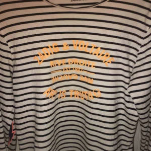  - Säljer denna snygga tröjan från Zadig Voltaire!!🤪🤪 Såå snygg verkligen med blixtar som detaljer på armbågarna😍👌