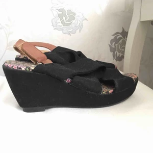  - Somriga skor med kilklack, i storlek 36. Använda två gånger. Lite dammiga eftersom dom stått i garderoben. • Köparen står för frakt!