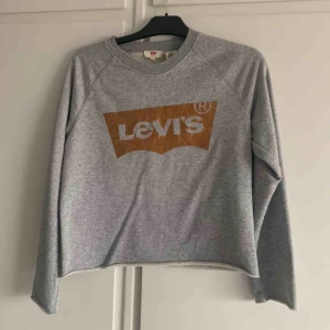  - Leviströja i något croppad modell. 