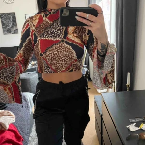  - En skitsnygg tröja, lite kortare, snyggt till ett par högre byxor! Skönt material, knappar i bak. Strl S