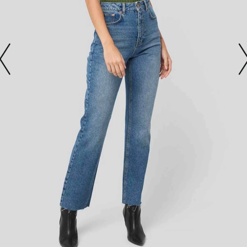 säljer dessa oanvända jeansen från NA-KD i en rak, skitsnygg modell. säljer för att jag råkade beställa 2 likadana.  skriv om du har frågor eller vill ha fler bilder!🤍🥰. Jeans & Byxor.