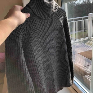  - Jätte fin stickad tröja från Jacqueline de yong i storlek xs, normalt använt skick💕☺️