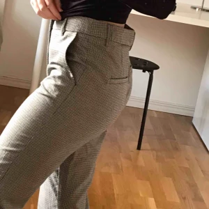  - Vida rutiga kostymbyxor ifrån bikbok. Nästan helt oanvända och är väldigt bra i skick. Ordinarie pris är 300kr. 