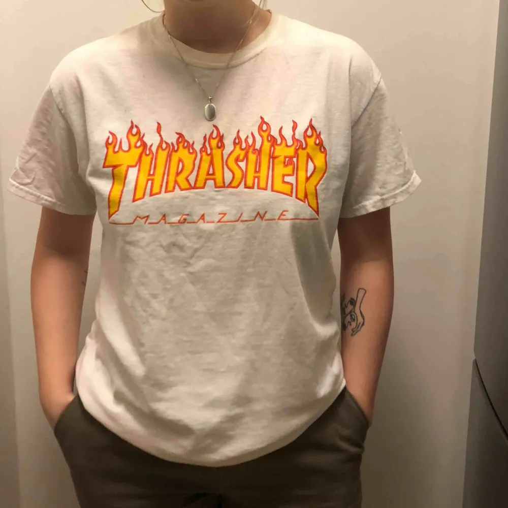 Snygg vit Thrasher t-shirt! I storleken M men passar nog S också beroende på vilken passform man vill ha. Frakt är inte inräknat i priset✨. T-shirts.