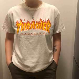 Snygg vit Thrasher t-shirt! I storleken M men passar nog S också beroende på vilken passform man vill ha. Frakt är inte inräknat i priset✨