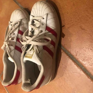  - Superfina röda adidas skor! Storlek 38, något nötta i hälen men utöver det är de i bra och fint skick!   Köparen står för frakt! Nypris: 600kr