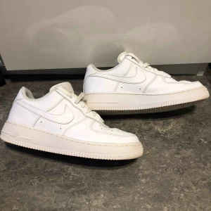  - Säljer mina Nike Air Force 1 i storlek 39! Använda några gånger men är i väldigt bra skick!