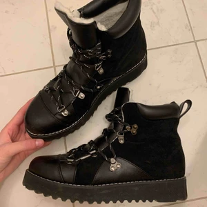 Kängor - Använda 2-3 gånger men känns inte som min stil. Ser oanvända ut om man putsar dom lite 😘 Nypris är 500kr, köp här för 300kr inklusive spårbar frakt 😛