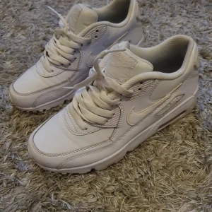Nike airmax - Använda en gång, säljes då dom är för små på mig.