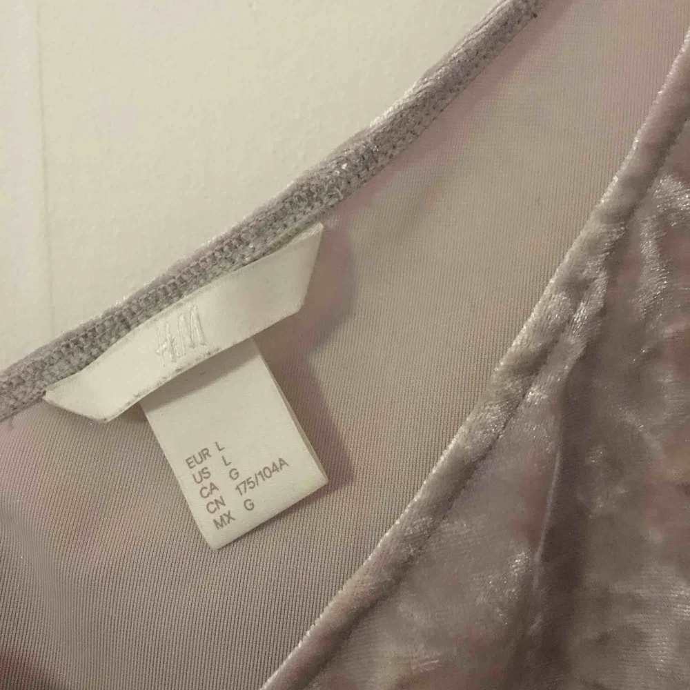 Nästintill oanvänt linne från H&M i krossat sammet. V-skärning både fram- och baktill✨ . Toppar.