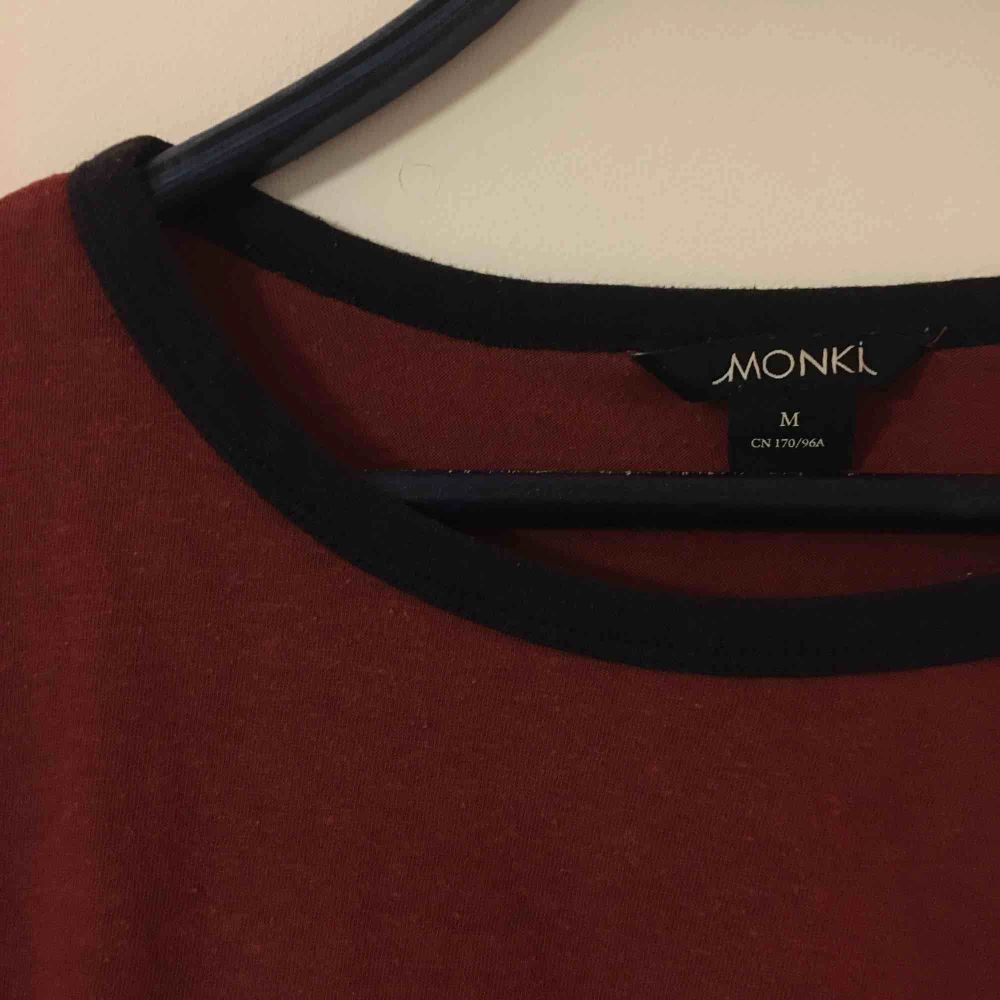 Roströd t-shirt från Monki med mörkblåa detaljer, knappt använd🌻. T-shirts.
