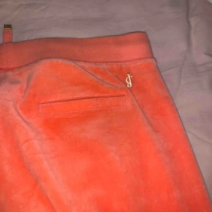 Juciy couture - Ett par orange/ljusrosa juicy couture mjukisbyxor. Är i befintligt skick. För matchande set, både tröja och byxa blir det 450. Köparen står för frakt