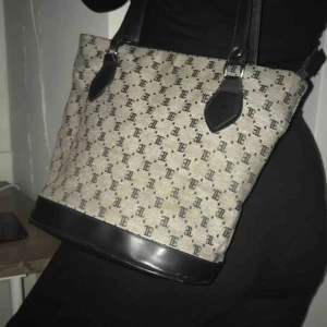  - Jävligt nice väska 🤩 har ett snyggt mönster som är Gucci/LV inspirerat! Säljer då jag inte använder längre. Den är i gott skick ✨