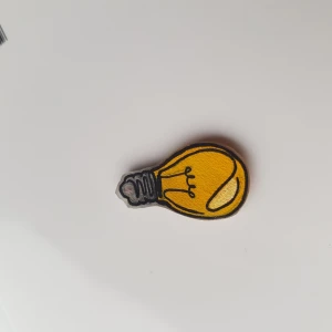 Glödlampsberlock - En glödlampsberlock ca 2,2cm! Pris plus frakt. Skriv privat om du har önskemål på en egen berlock med annat motiv 💖