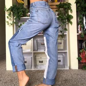 Kenzo patched jeans från Brandy Melville, använda men fint skick! Passar mig som brukar ha 36 i byxor och är 167 lång, har dem uppvikta då som på bilderna! (lånade bilder)  Ovanliga och återsäljs för runt 1000 kr på nätet så detta skulle jag säga är ett kap :) 