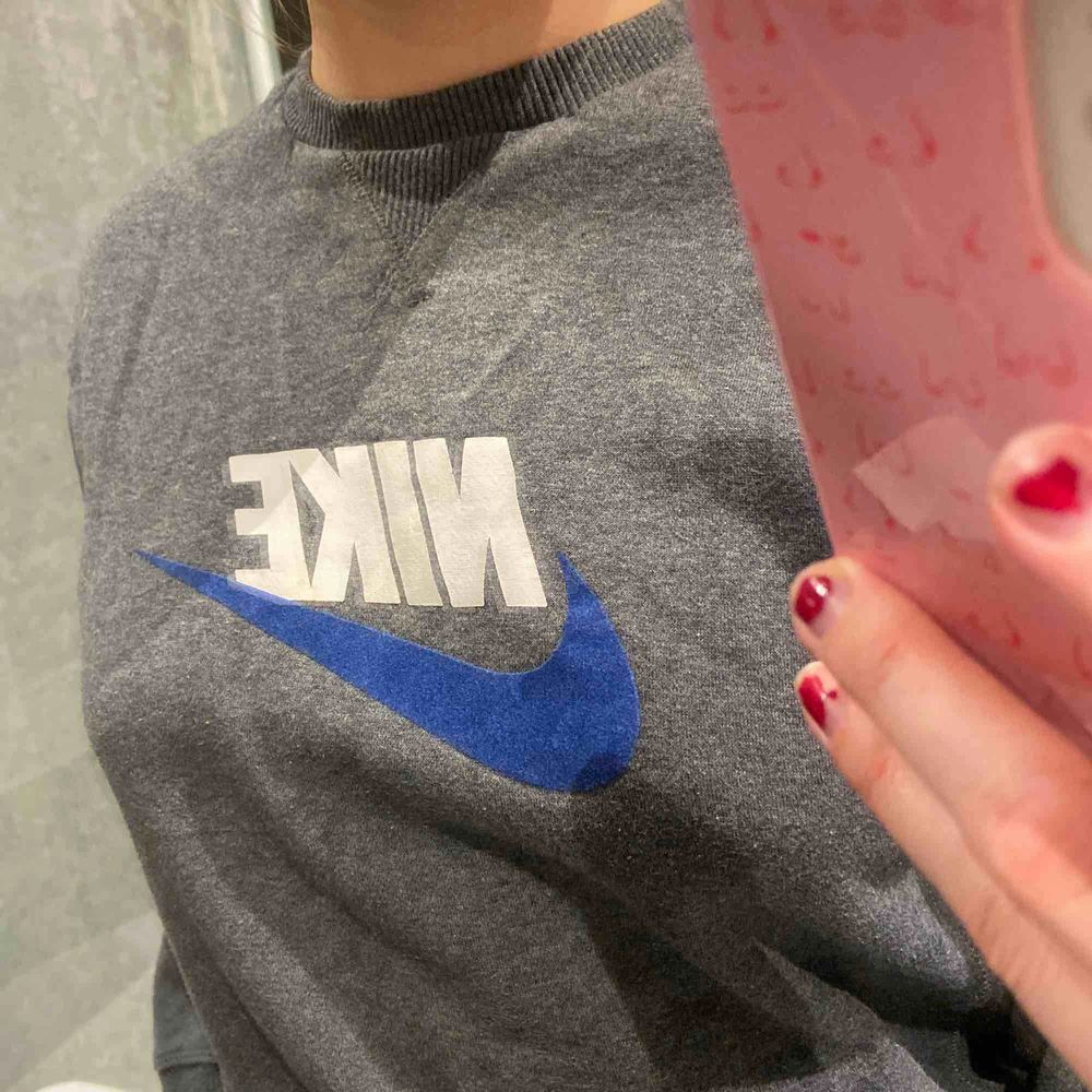 Nike sweatshirt 💙 Sitter som en S, frakt kan tillkomma. Huvtröjor & Träningströjor.