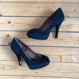  - Svarta pumps med peeptoe i äkta mocka. Använda enstaka gånger, säljes pga för små i storleken för mig som egentligen har 38.   Köparen betalar frakt, alt avhämtning i Gävle eller Uppsala! 