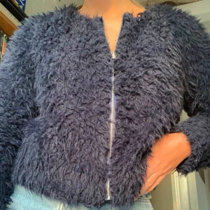 Jacka - Jacka/kofta, mörkblå Möter upp i Uppsala annars står köparen för frakten💓🌸🧡Kan frakta flera plagg tsm så kolla in min profil för mer kläder :)