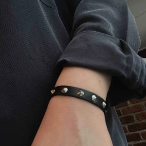  - Så coolt armband i fejk läder med nitar! Är knappt använt, så fint skick. Passar de flesta handleder, går att knäppa till två olika storlekar. Skriv gärna vid frågor!🥰