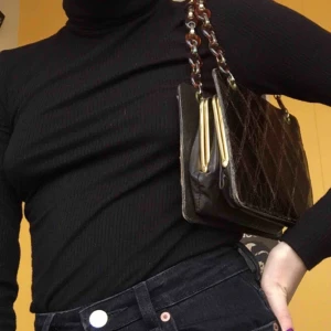  - En as snygg vintage väska. ✨Köpt i Frankrike på en vintage secondhand för 400kr. Är i bra skick förutom en slitning, se bild 3.✨