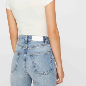  - Whyred jeans i modell ”Billie” i superfin tvätt. Höga i midjan och regular fit. Använd någon enstaka gång och i mycket fint skick, tyvärr liite för stora för mig som brukar ha 26! nypris 1299🌹frakt 63kr