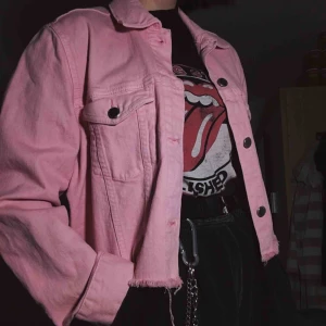  - supersöt rosa jeansjacka med en trevlig passform! den har ”slitna” detaljer längst ner också :) frakt på 60kr tillkommer!