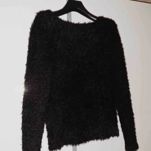  - Svart, fluffig tröja från H&M. Mysig och sparsamt använd🌸