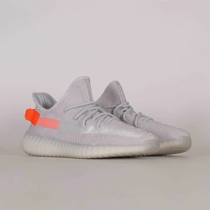  - Har ett par yeezy 350 v2 tail light i storlek 45 1/3.  Köpta från adidas hemsida på releasen (22/02-2020).  Frakt tillkommer.  Mer bilder kommer.