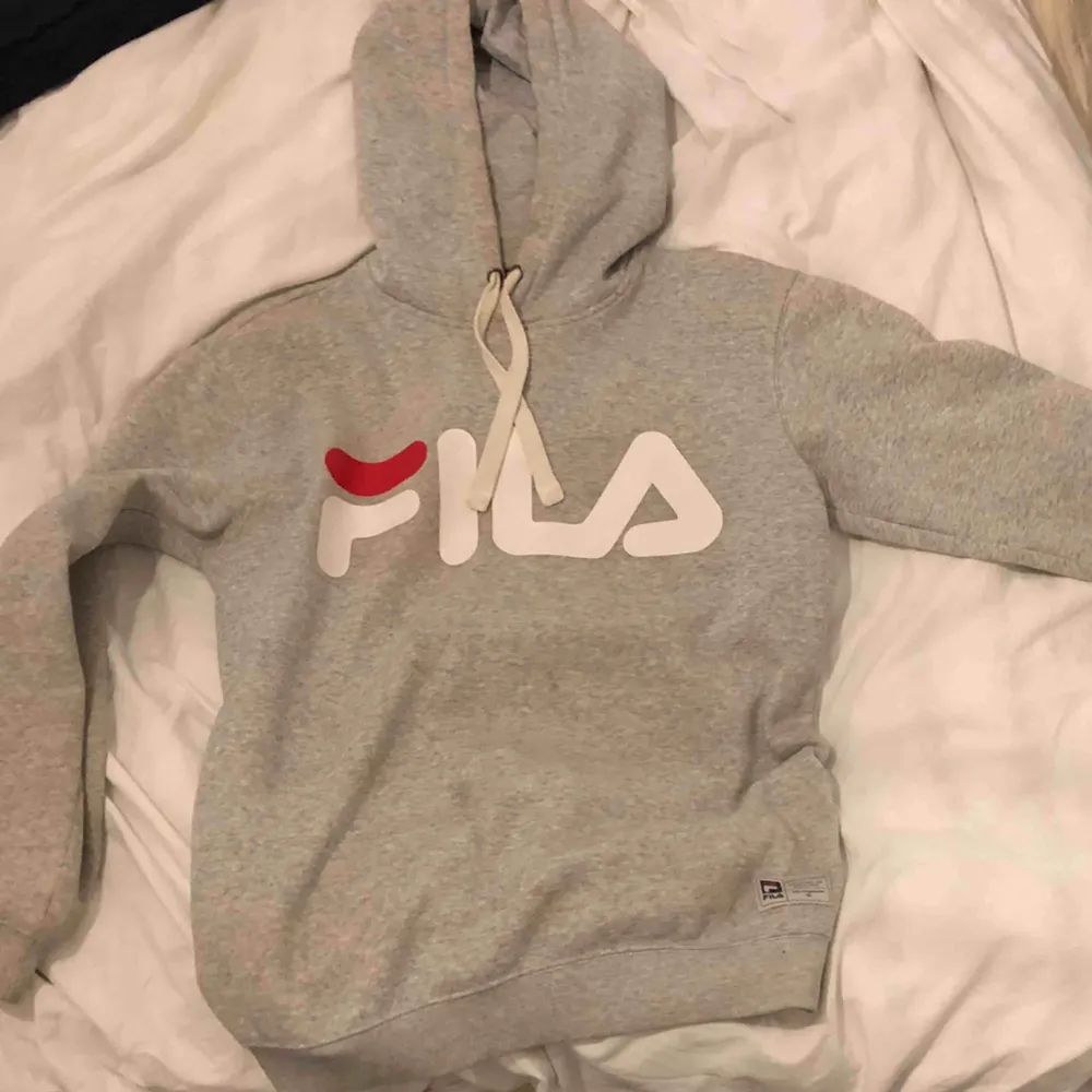 En fin FILA-hoodie i väldigt bra skick!! Säljer då den knappt kommer t användning:/ Köpt för 799kr och passar XS-M☺️. Hoodies.