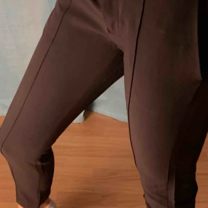  - Jätte snygga svarta kostymbyxor med söm framtill! Aldrig använda, prislappen sitter kvar. 🖤 