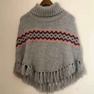 Poncho  - Jätte fin och mysig poncho med krage i finstickat material men absolut inte stickig eller nopprig. Passar mellan XS-M