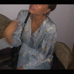  - Super snygg detaljerad urringad blus från ZARA. Använd fåtal gånger så är i fint skick. Den är underbar för sommaren eller våren speciellt då man ser jätte brun ut i denna färgen. Jätte skönt kvalite❤️⚡️