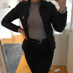 jacka - vindjacka ifrån cross sportsware, köpt för 500 kr, använd 1-2 gånger.