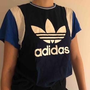 Mjuk och skön t-shirt från adidas med retrokänsla. 