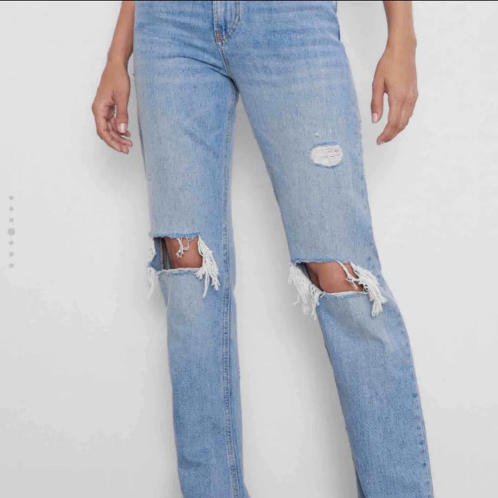 Hej, söker någon som vill sälja dessa populära jeans ifrån Zara, i storlek 34-36. Hit me up isåfall!🤜🏼🥰. Jeans & Byxor.