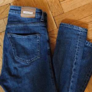 Blåa jeans från weekday i modellen Thursday, slim fit high waist. Knappt använda och fint skick, köpta förra sommaren. 