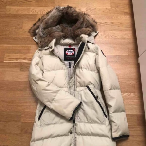  - Fin, nätt dunjacka med insvängd passform säljes i bra skick. Jackan har avtagbar huva och har nyligen kemtvättats. Möts upp i Stockholm, annars står köparen för frakten. 