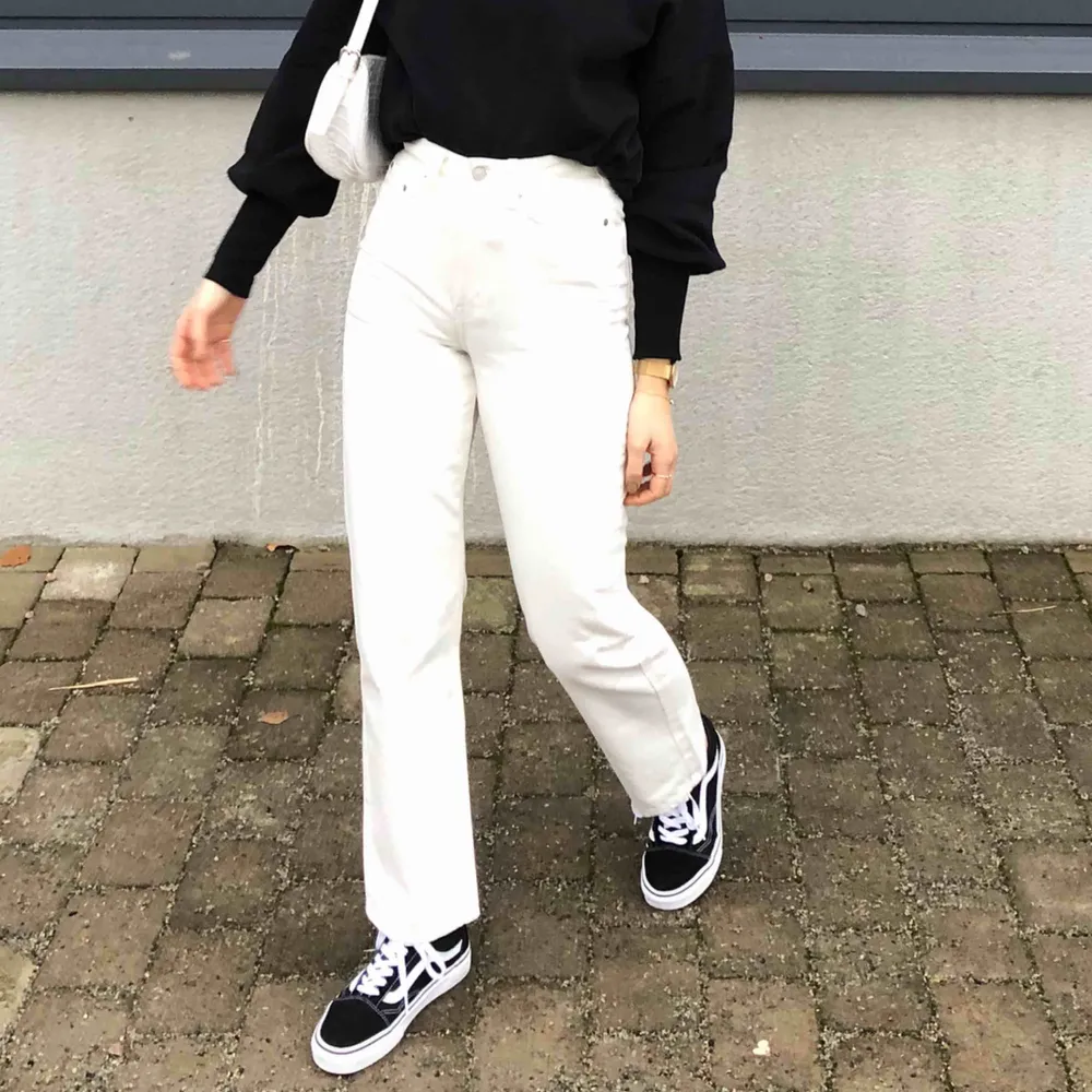 Säljer dessa populära vita jeansen i modellen ”rowe” från Weekday som är slutsålda på hemsidan, använda en gång! Frakt ingår. Jag är ca 165 cm 💞💞. Jeans & Byxor.
