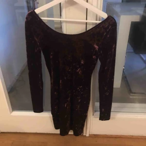  - Säljer denna fina klänningen som tyvärr inte var i min smak. Kan mötas upp eller frakta!