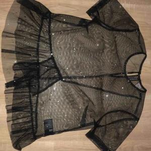  - Glittrig topp  Från hm  Bra skick  Storlek 36 