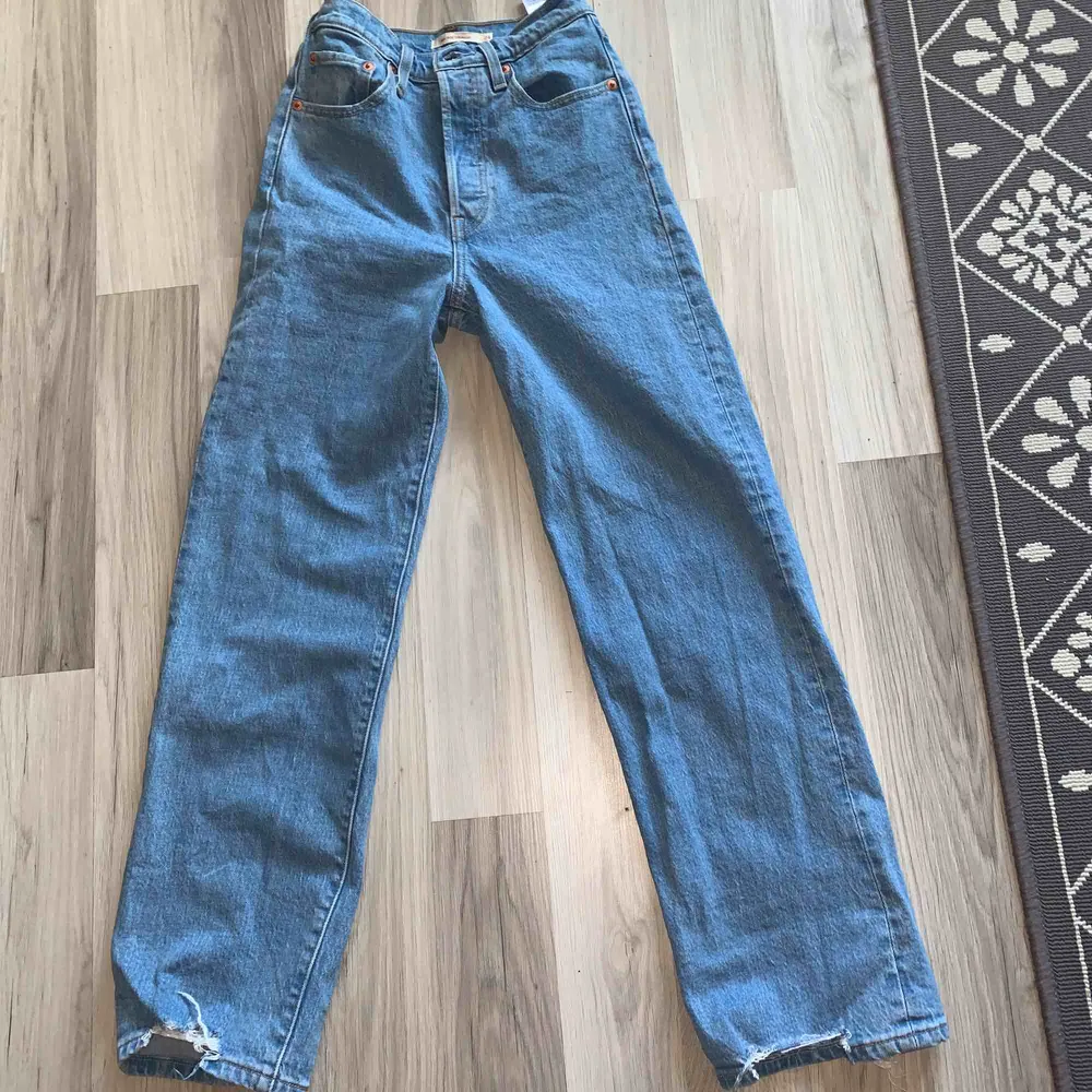 Ett par trendiga ribcage jeans från Levi’s! Super snygga och super sköna blå jeans säljer pga kommer inte till användning, köpta för 1000 kr! Tar emot swish och köparen står även för frakt!. Jeans & Byxor.
