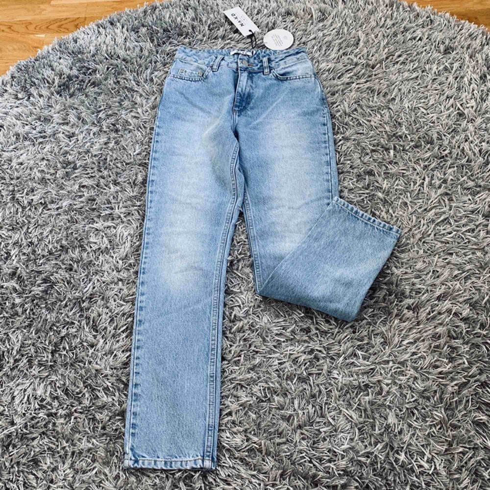 Helt oanvända jeans från NA-KD, fin ljusblå tvätt. Jeans & Byxor.