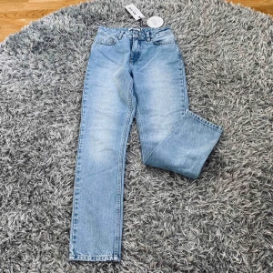  - Helt oanvända jeans från NA-KD, fin ljusblå tvätt