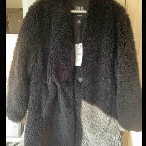  - En jättesnygg kappa i Teddy. För lite för mig därav att jag säljer den. Nypris 549kr