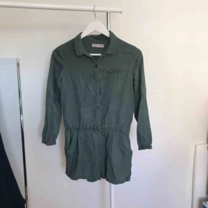  - Snygg knappt använd jumpsuit från Zara. Köparen står för frakt eller hämtas i Örebro. 