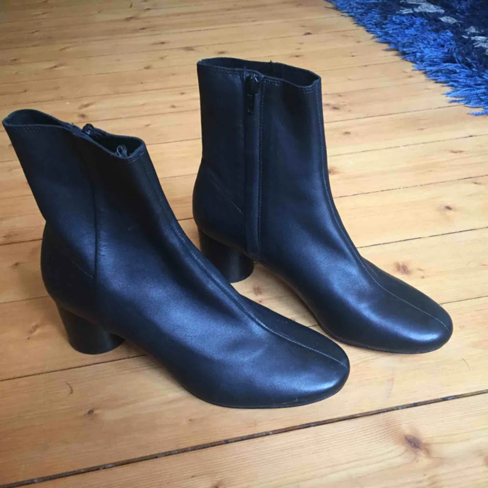 Nya ankle boots från and other stories. Rund klack(ca 5 cm),tunt skinn(väldigt sköna).   Nypris: 1300kr . Skor.