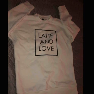  - En mustig oversized tjocktröja, helt nytt skick.